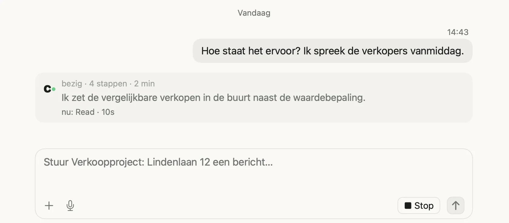 Terwijl de agent werkt, staat onderaan het vak met "bezig", het aantal stappen en de minuten, zijn laatste zin en wat hij nu doet.