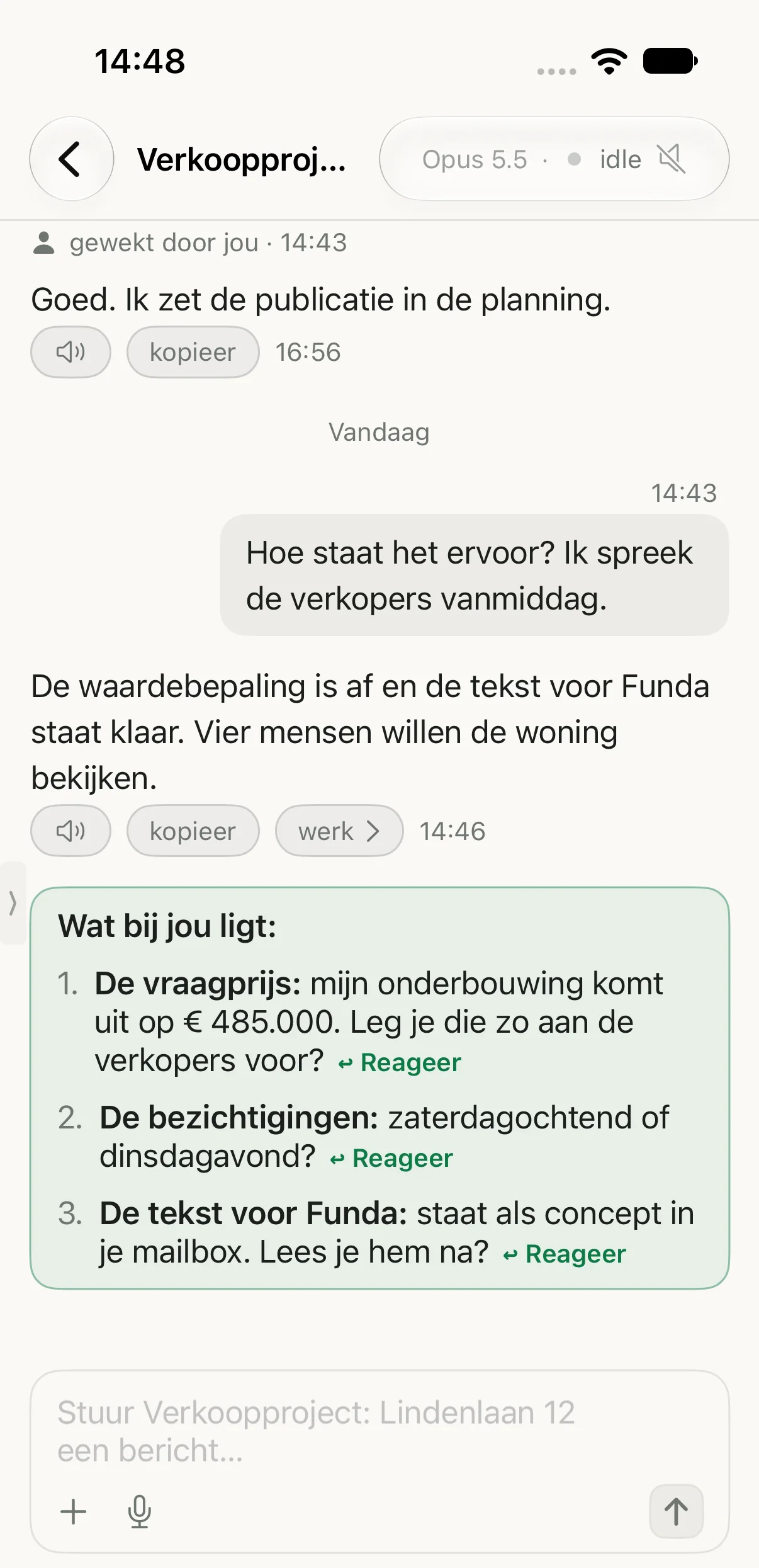 Het groene blok onder het antwoord van de agent van een verkoopproject, met bij elk punt "↩ Reageer".
