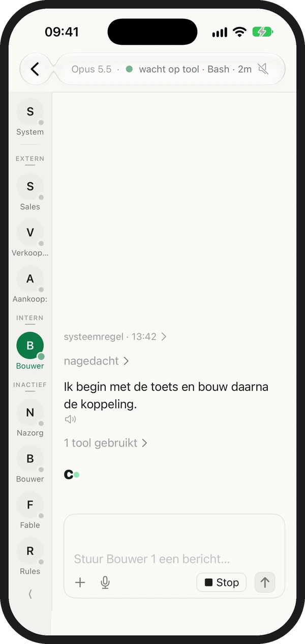 Een bouwer aan het werk op de iPhone, met bovenin wacht op tool en onderin de knop Stop.