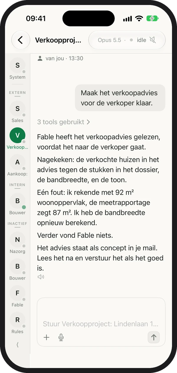 De agent van een verkooptraject meldt op de iPhone wat Fable vond: één fout in het woonoppervlak, die hij heeft verbeterd.
