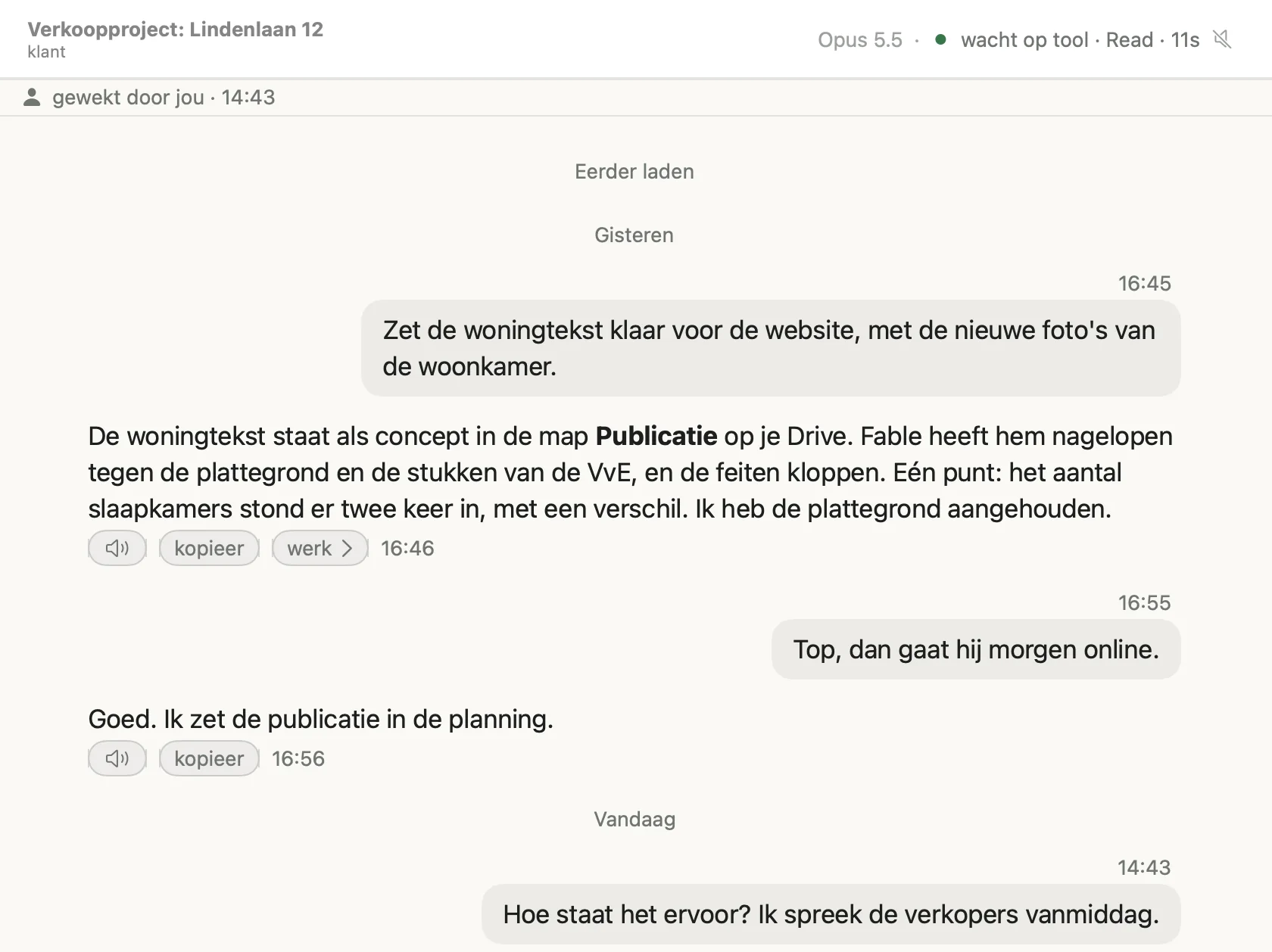 Het gesprek met de agent van een verkoopproject. Bovenin zijn model en zijn stand, daaronder wat hem het laatst wekte, en bij elk bericht en antwoord de tijd, met een daglabel waar de dag wisselt.