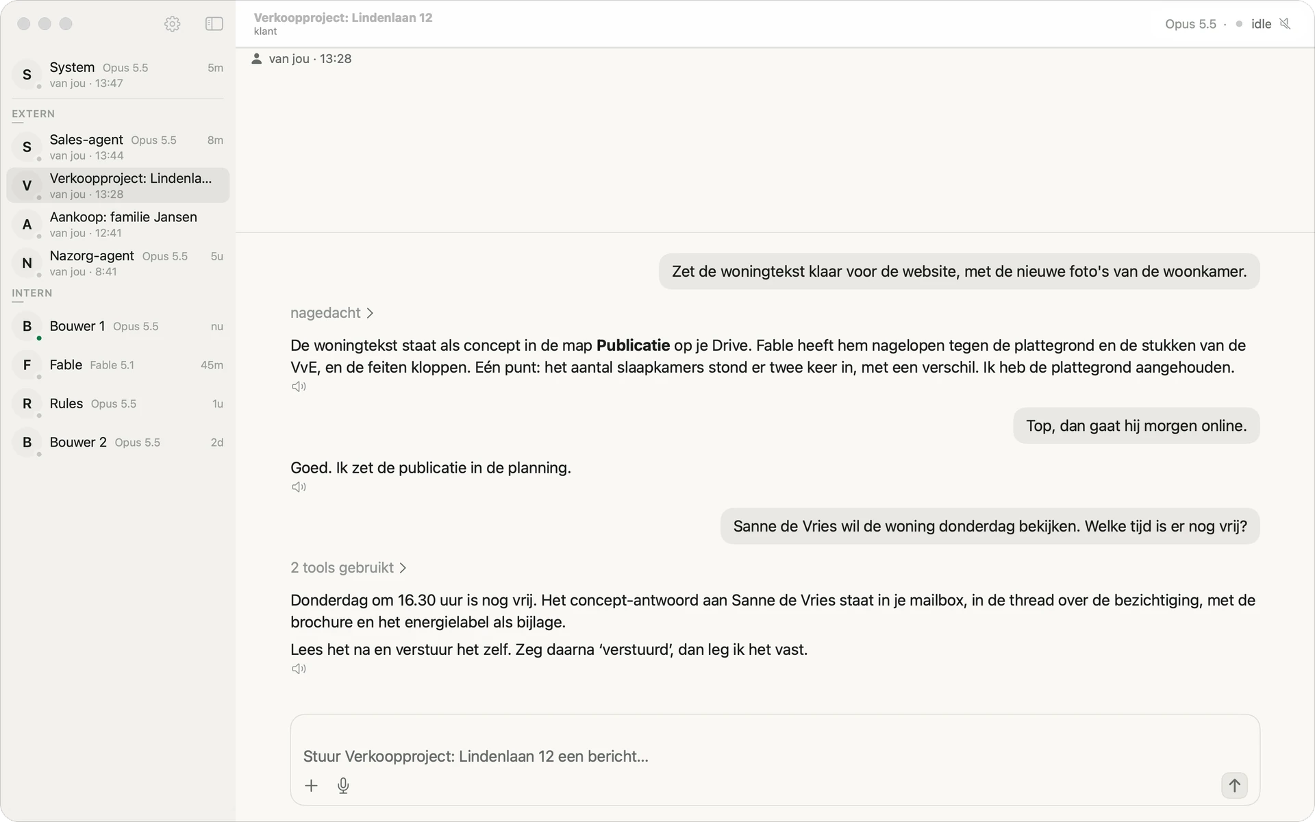 De app op de Mac, met links de lijst met agenten en rechts een gesprek met een van hen